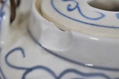 null Théière en porcelaine à décor blanc bleu de rinceaux stylisés.

Asie du Sud...