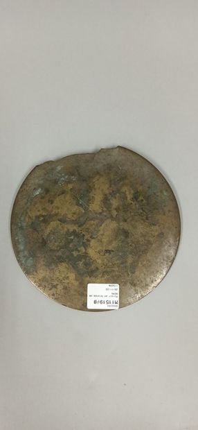 null 
Miroir en bronze de style archaïque.
Chine.
D.:18 cm