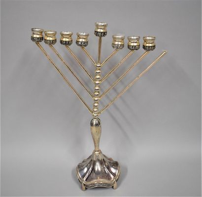 null 
Menorah
Lampe juive à 9 bras de lumières
Métal argenté
H.: 46 cm
(Manque 1...