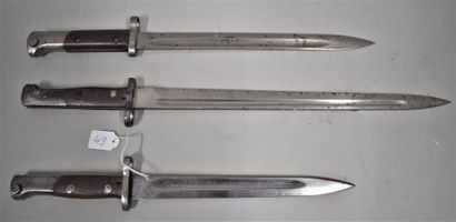 null Lot of three various bayonets. 

In the state (without scabbard).