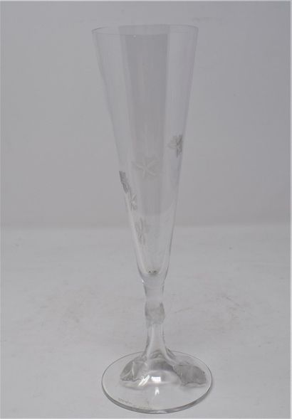 null LALIQUE CRYSTAL 

Vine" vase. Proof in pressed white crystal with matte and...