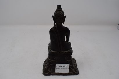 null 
Bouddha maravijaya en alliage à patine noire, représenté assis en dhyanasana...