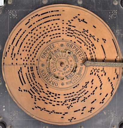 null 
Ariston crank phonograph with perforated discs
XIXth century
40x40x30cm