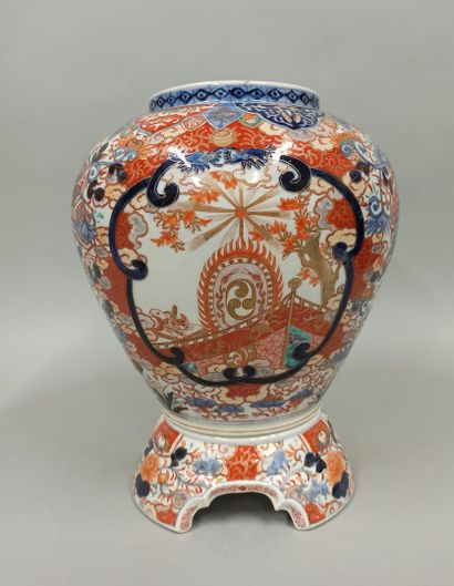 null 
Earthenware planter with Imari decoration with its support.

Height: 37 cm...