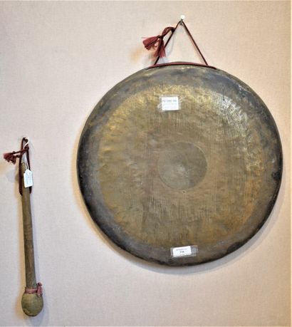 null Gong en métal et son marteau.

Chine, XXème siècle