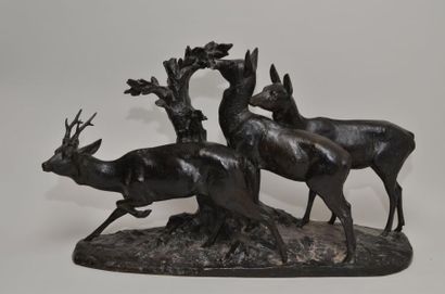 FIOT Maximilien, 1886-1953 Jeune cerf et deux biches Groupe en bronze à patine brun...