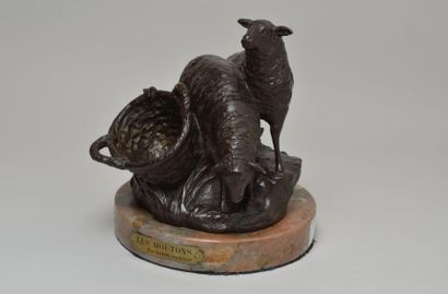 NANNINI Raphaël, XIXe-XXe siècles Deux moutons au panier Groupe en bronze à patine...