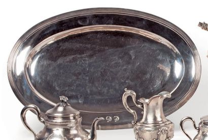 null Plat ovale monogrammé en argent bordé de filets. Orfèvre: MARRET. XIXe siècle...