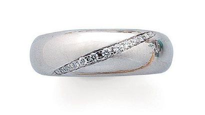 null Bague jonc large en or gris, sertie d'une ligne transversale de petits brillants....