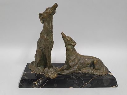 null ANONYMOUS circa 1920

Two greyhounds 

group in regula with green shaded patina...