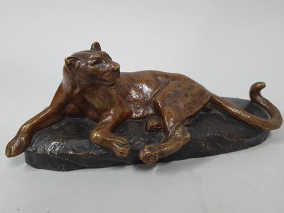 null MASSON Clovis Edmond, 1838-1913,

Panther on its rock,

bronze with light brown...