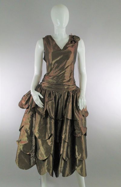  FRANCOIS TAMARIN 
Stylish dress in bronze mordant taffeta. 
Skirt with 4 rows of...