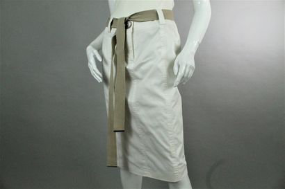 null BURBERRY



White cotton fly skirt with beige belting, two flap pockets at the...