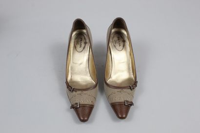 null PRADA 



Pair of tobacco leather and cream canvas pumps, with pointed toe and...