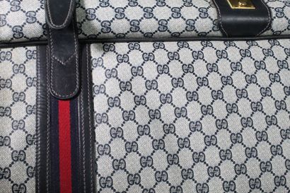 null GUCCI (circa 1970)



Valise semi-rigide en toile monogrammée et cuir bleu nuit...