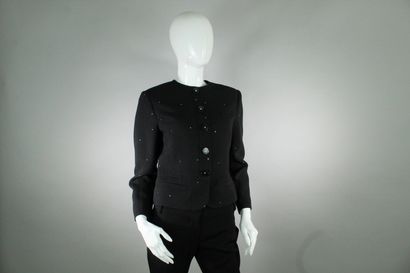 null BURBERRY



Black jacket with long sleeves decorated with rhinestones, central...