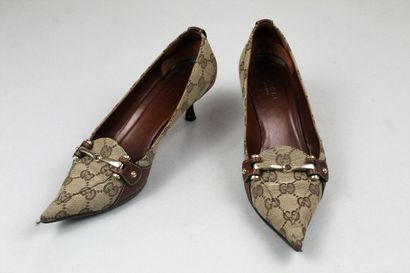 GUCCI 



Pair of small-heeled pumps in tan...
