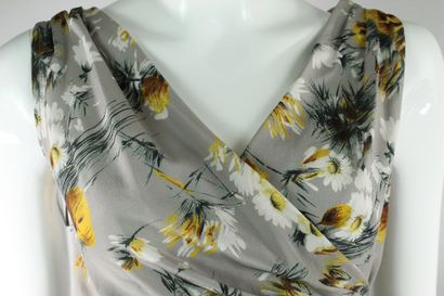 null DOLCE & GABBANA



Sleeveless grey silk blend top with stylized daisy motifs,...