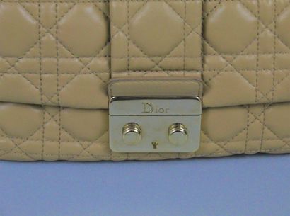 null CHRISTIAN DIOR 



Spring/Summer 2011 collection

Miss Dior" bag in beige lambskin...