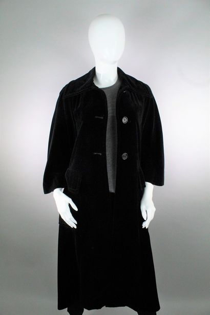 null TED LAPIDUS (circa late 1970)



Three-quarter sleeve black velvet coat. Three-button...