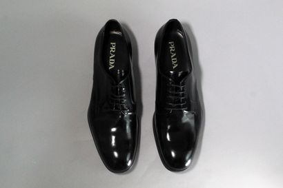 null PRADA



Pair of patent leather derbies. 



Size : 42.5



New, in their b...