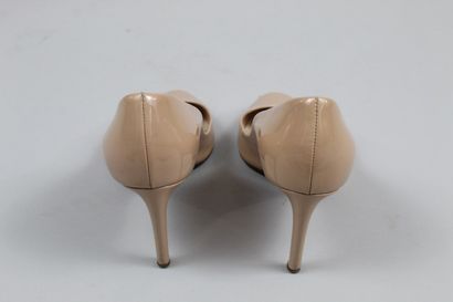null CHRISTIAN DIOR 

Pair of beige glazed leather pumps. 

Wear and tear on the...