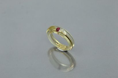  MORABITO Pascal 
18k (750) yellow gold ring in a plexiglass ring. Signed. 
Finger...