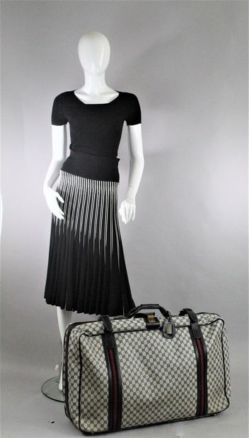 null GUCCI (circa 1970)



Valise semi-rigide en toile monogrammée et cuir bleu nuit...