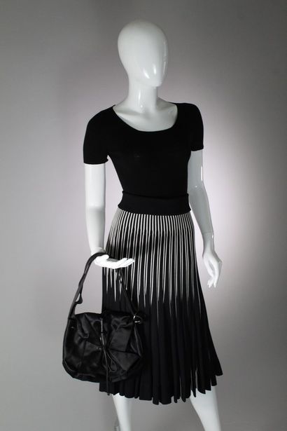 null AZZARO 

Shoulder bag, handbag or shoulder strap, in black leather and silk....