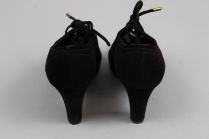 null CAR SHOES



Pair of brown suede richelieux with gold details. 



Size : 36...