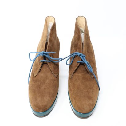  DELAGE Pair of brown suede shoes. 