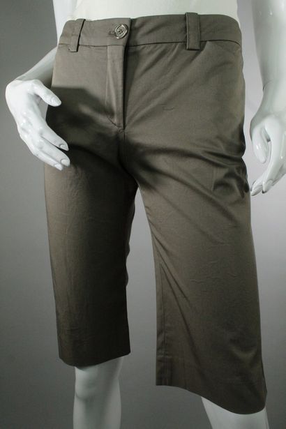 null BURBERRY



Khaki cotton Bermuda shorts, two slit pockets, signed silver metal...