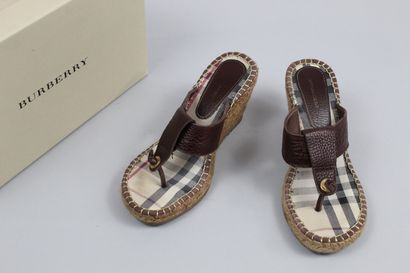 null BURBERRY 



Pair of tan leather mules/tongs with rope heel. 



Size : 36 



Height...