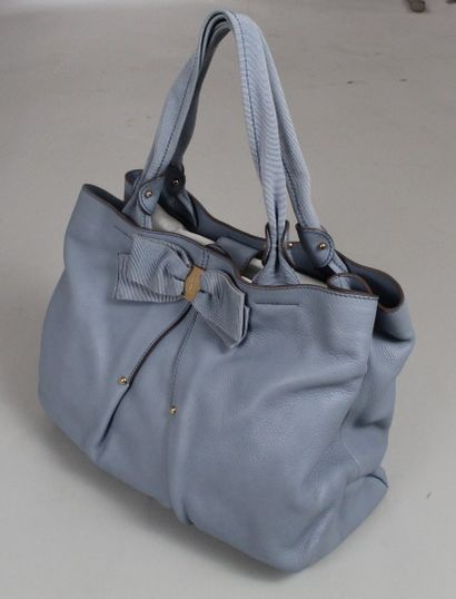 null SALVATORE FERRAGAMO



Sac porté main ou épaule en cuir grainé bleu pastel et...