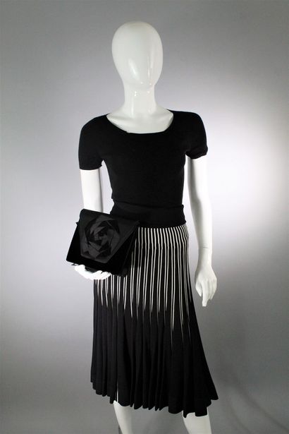 null JACQUELINE DE RIBES



Evening clutch in velvet with a pleated flower motif....