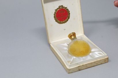 null MOLYNEUX "Fête 



Miniature perfume bottle "Fête de Molyneux" in molded glass...