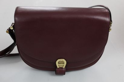 null AIGNER



Messenger bag in burgundy box leather, worn on the shoulder or across...
