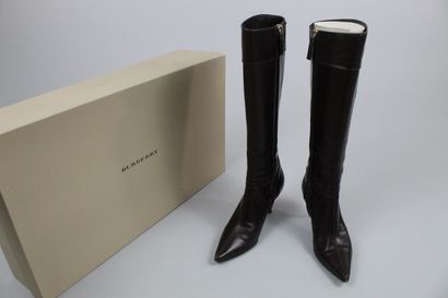 null BURBERRY 



Paire de bottes à talon en cuir brun et toile matelassée à l'imprimé...