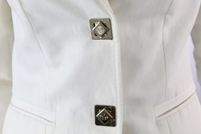 null VERSACE



Cream cotton blend jacket fastened with two silver metal swivel buttons...