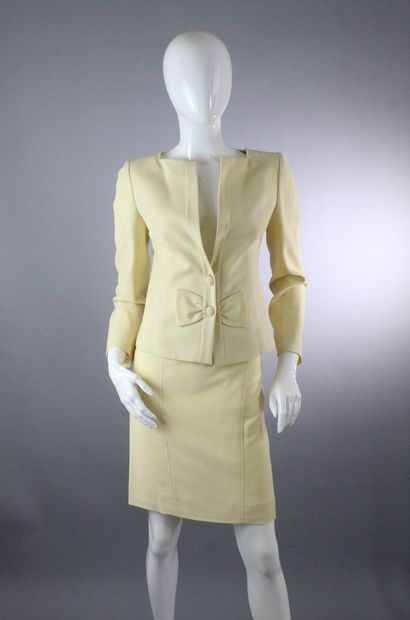 null VALENTINO



Pastel yellow wool blend set consisting of a jacket and a skirt....