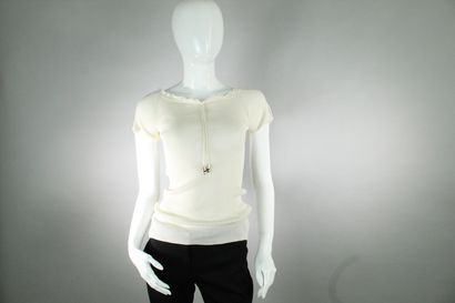 null GUCCI (by Frida Giannini)



Cream short-sleeved top in cotton knit. Lace details...