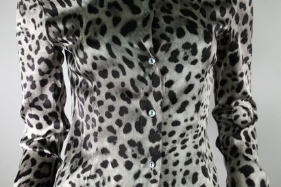 null DOLCE & GABBANA



Chemisier en soie imprimée léopard gris, légèrement cintré...