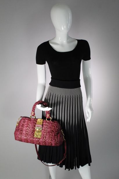 null MIU MIU 



Raspberry leather shoulder bag with the House's iconic draped quilt....