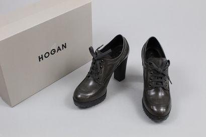 null HOGAN



Paire de richelieux à talons en cuir gris et talon noir. 



Taille...