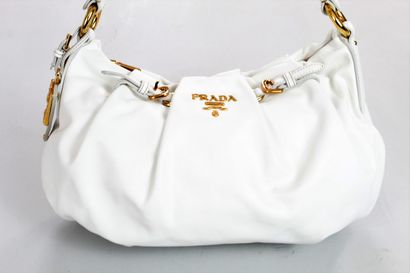 null PRADA 



Hand or shoulder bag in white calfskin, with gold jewellery. 

A large...