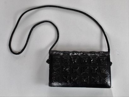 null ANONYMOUS 



Black snake bag worn on the shoulder or across the chest, magnetic...