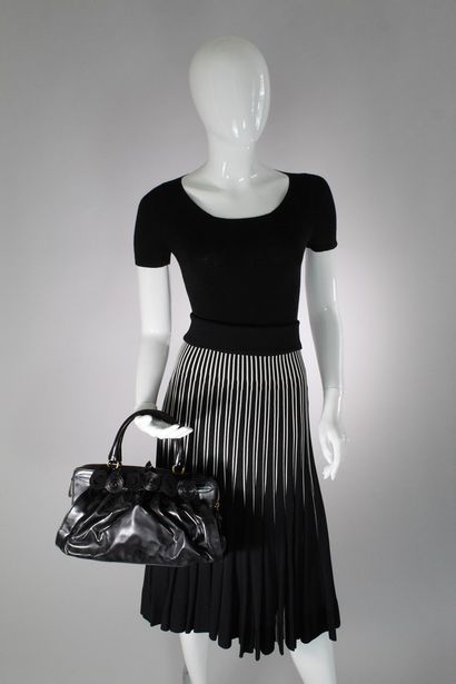 null VALENTINO



Black patent leather handbag decorated with patent leather and...