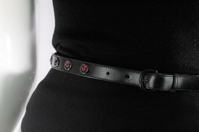 null ANONYMOUS 



Black smooth leather belt with a red cabochon glass detail encircled...
