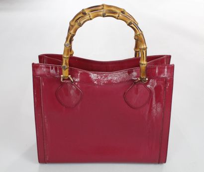 null GUCCI 



Bamboo" bag in glazed raspberry leather with two bamboo handles emblematic...