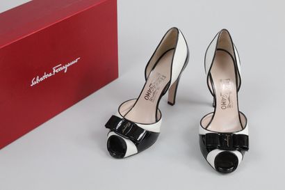 null SALVATORE FERRAGAMO



Pair of black and white glazed leather pumps open at...